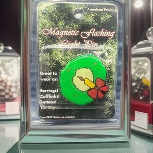 Vintage Christmas Wreath Magnetic Flashing Light Pin {Q}